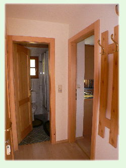 Vorraum mit Durchgang zur Toilette sowie zur Küche